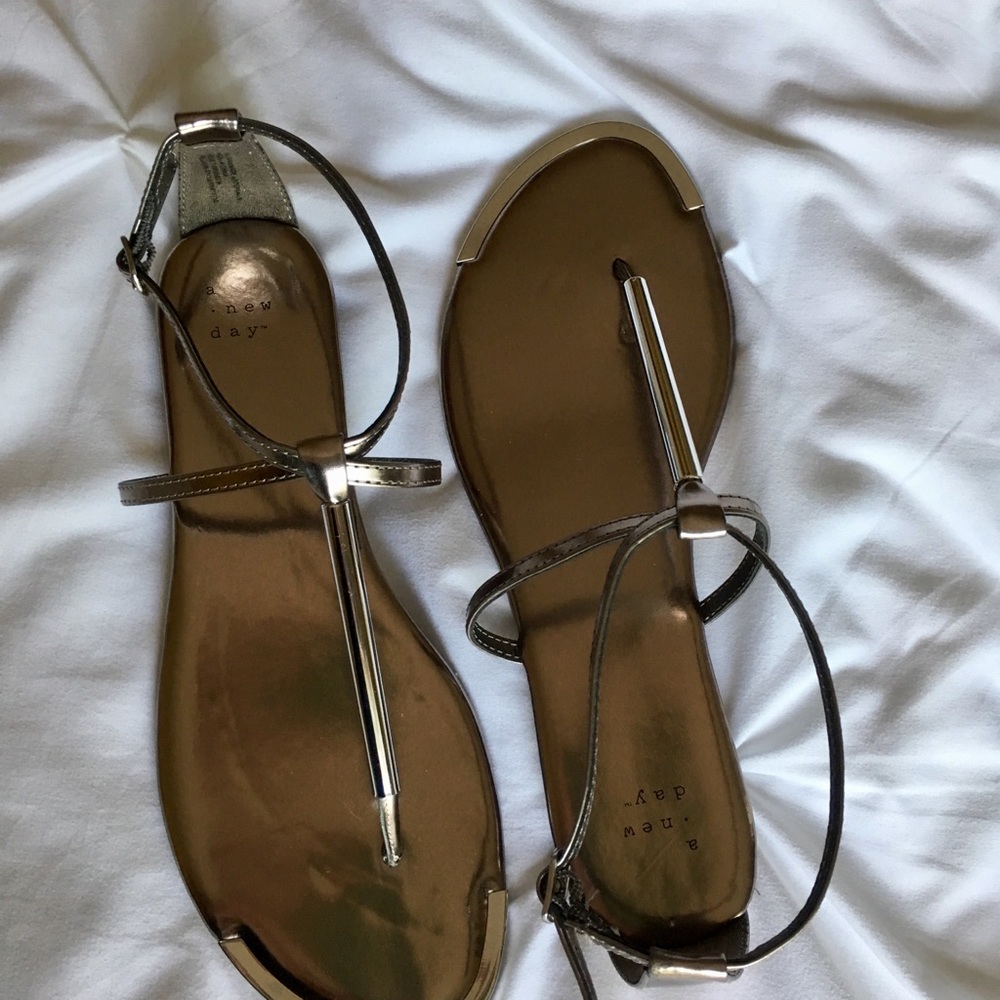 NEW! T Strap thong sandals 9 Brand new pewter